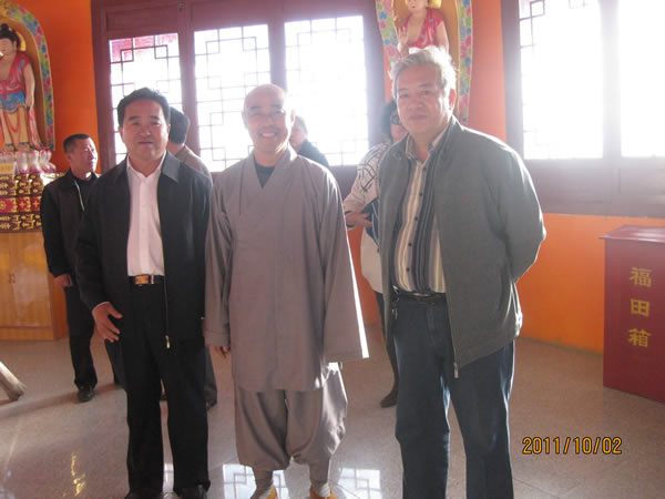 法师与县政协主席赵明德、原县政协主席高克