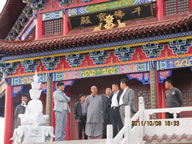 法师会见政府人员
