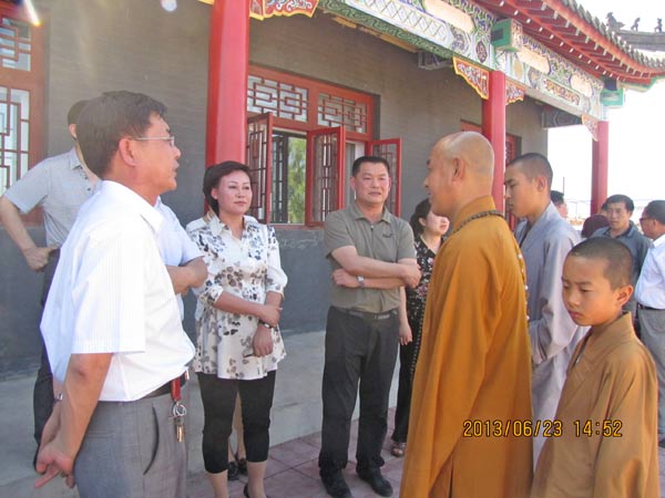 通盖法师与白城市刘红霞副市长、白城宗教局白局长、镇赉县崔海峰副县长热情交流