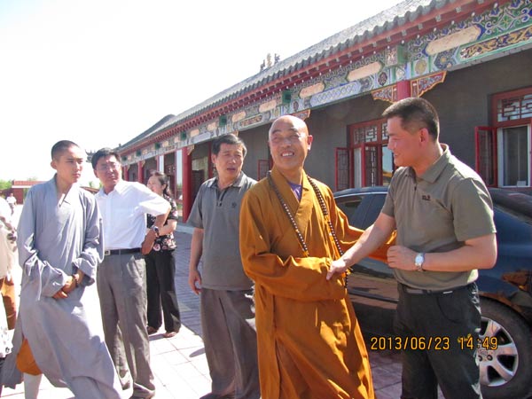 通盖法师与崔海峰副县长热情交流